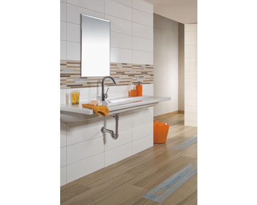 Koupelna s umyvadlem, zrcadlem, obklady a dlažbou v designu dřeva