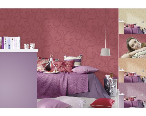 Dekorativní ložnice s vzorovanou tapetou, postelí s polštáři a úložnými prostory