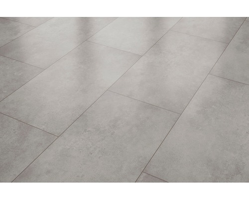 Položené podlahové dlaždice ve vzhledu betonu