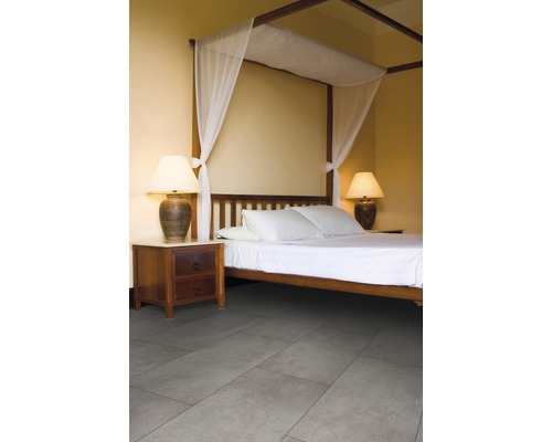 Ložnice s nebesy, noční stolky s lampami a podlahové dlaždice.