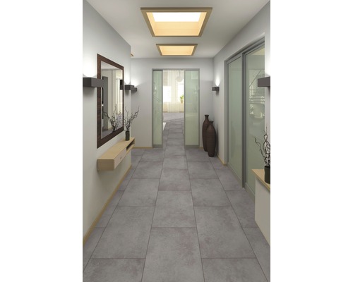 Chodba s šedou dlažbou, zrcadlem a osvětlením