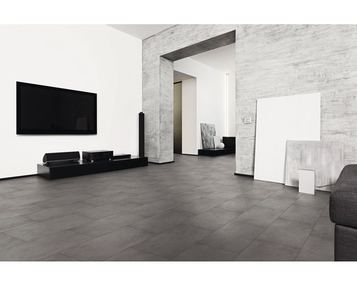 Moderní obývací pokoj s šedou dlažbou, televizí a betonovými sloupy