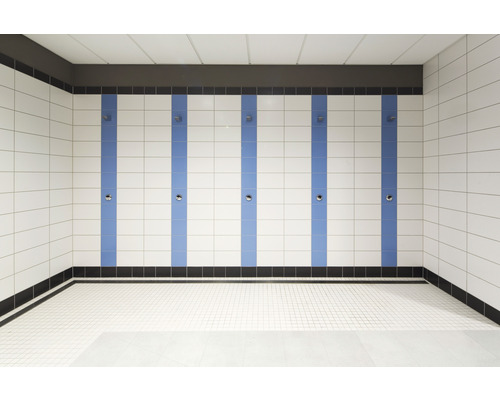 Obložená sprchová místnost s několika sprchami