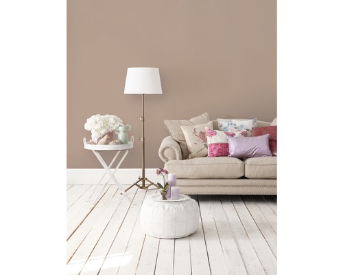 Obývací pokoj s pohovkou, stojací lampou a odkládacím stolkem