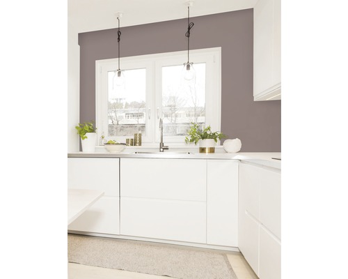 Světlá kuchyň s bílými skříňkami, pracovní deskou, dřezem a závěsnými svítidly