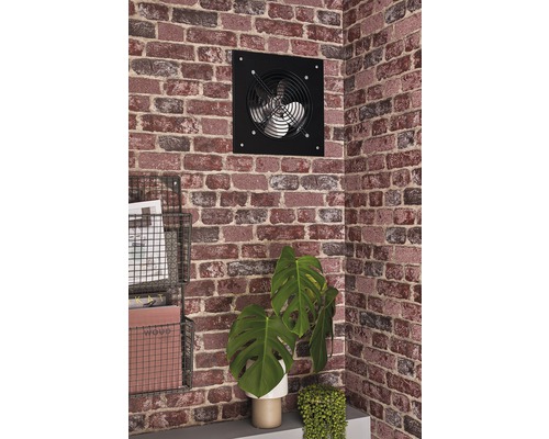 Nástěnný ventilátor na cihlové zdi