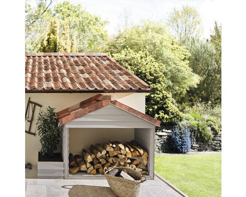 Krytý prostor pro ukládání dřeva s palivovým dřívím na zahradě.