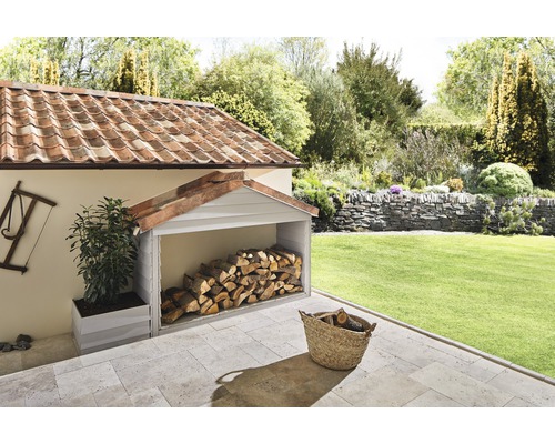 Zastřešené místo pro skládání dřeva na zahradě s krbovým dřevem a květináčem