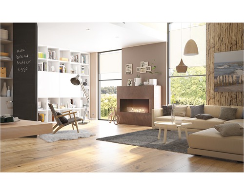 Obývací pokoj s knihovnou, krbem, pohovkou a dekoracemi pro útulnou atmosféru.