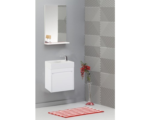 Moderní koupelna s umyvadlem, zrcadlem a vzorovanou stěnou