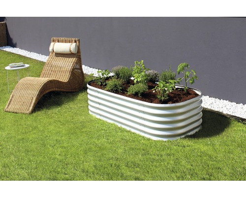 Vyvýšený záhon Vitavia Vita 401 Basic 162,1 x 82,1 x 40,1 cm plechový stříbrný Kovový vyvýšený záhon s rostlinami vedle lehátka na trávníku