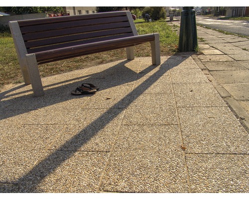Parková lavička ze dřeva a betonu na dlažebních kostkách