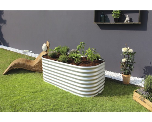 Kovový vyvýšený záhon s rostlinami v zahradě