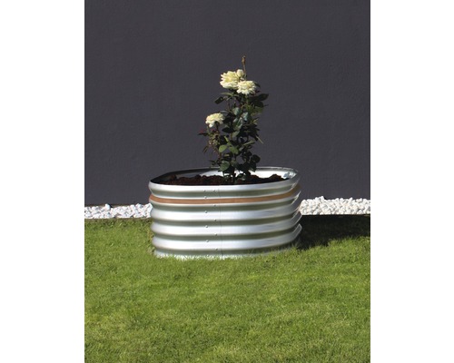 Kovový vyvýšený záhon s růží na trávníku