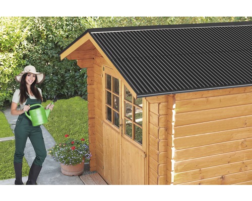 Zahrada s dřevěným zahradním domkem a konví