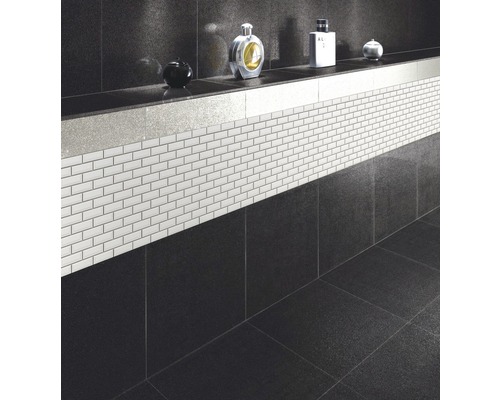 Koupelna s černými dlaždicemi a bílými mozaikovými dlaždicemi