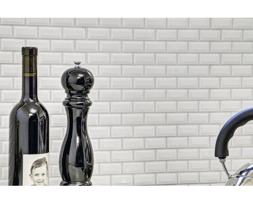 Světlé obdélníkové dlaždice v kuchyni