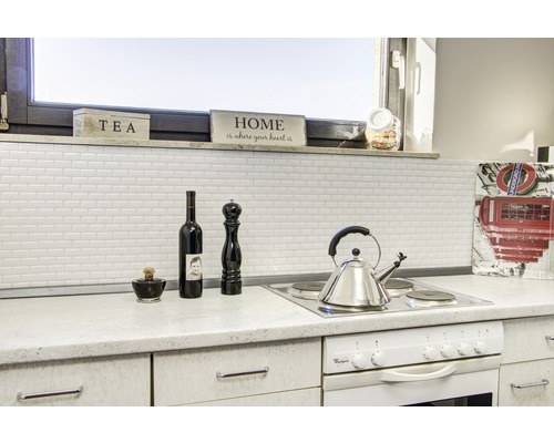 Kuchyňská scéna s obkládačkami, sporákem a dekorací