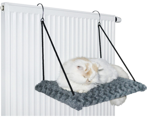 Kočka odpočívá na lůžku radiátoru se závěsným systémem