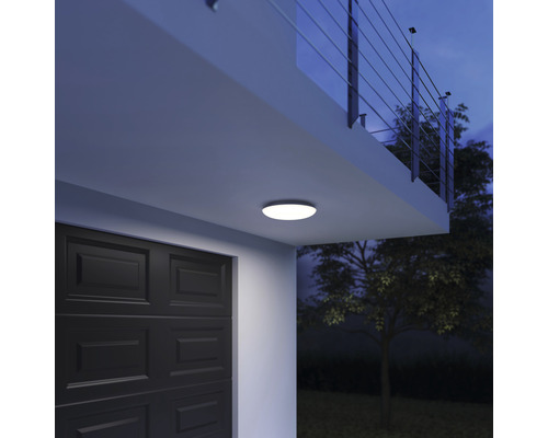 Kulaté stropní svítidlo namontované venku na stěně domu