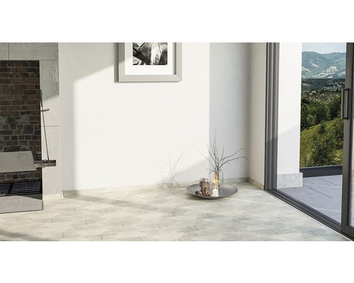 Světlá místnost s dlažbou, grilem a oknem s výhledem