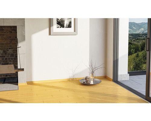 Světlá místnost s dřevěnou podlahou, zděným grilem a výhledem do zeleně