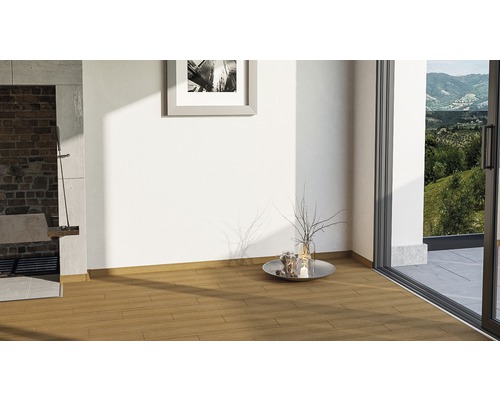 Světlá místnost s dřevěnými dlaždicemi, krbem a terasovými dveřmi