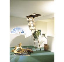 Dřevěné půdní schody v herně s hračkami a dekoracemi