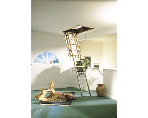 Dřevěné půdní schody v herně s hračkami a dekoracemi