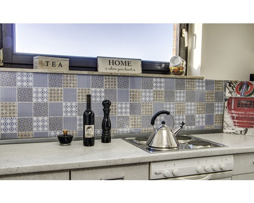 Kuchyňská scéna s dlaždicemi, varnou deskou a kuchyňským náčiním