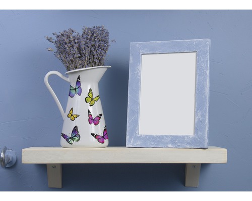 Dekorativní scéna s fotorámečkem, džbánkem s motýlím vzorem a levandulí na polici
