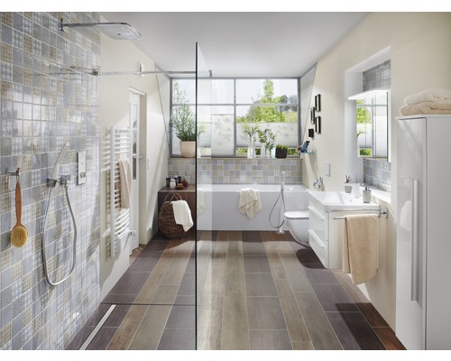 Koupelna se sprchou, vanou, umyvadlem a toaletou ve světlém provedení