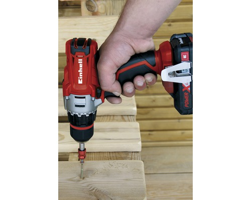 Aku šroubovák Einhell šroubuje šroub do dřeva
