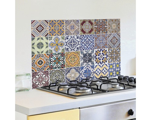 Kuchyňská zástěna s různými vzory dlaždic za sporákem