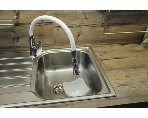 Nerezový dřez s flexibilní baterií na pracovní desce.