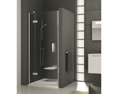 Bezrámový sprchový kout se sprchovou stoličkou a sprchovou baterií v moderně navržené koupelně.