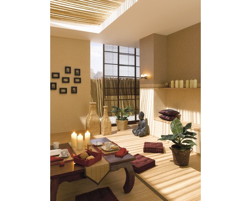 Místnost zařízená v asijském stylu se stolem, sedacími polštáři a sochou Buddhy.