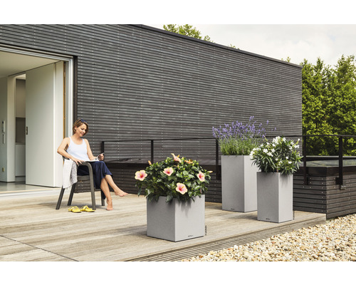 Terasa s květináči a relaxující ženou