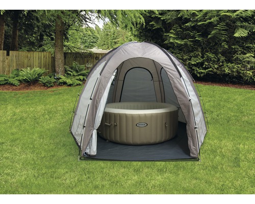 Nafukovací vířivka se stanem na zahradě