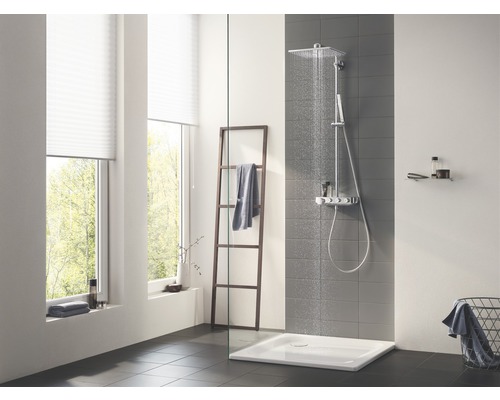 Světlá koupelna se sprchou, sprchovou vaničkou a žebříkovým regálem