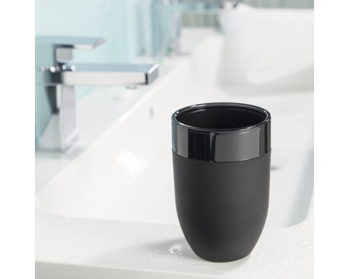 Černý kelímek na zubní kartáčky v koupelně