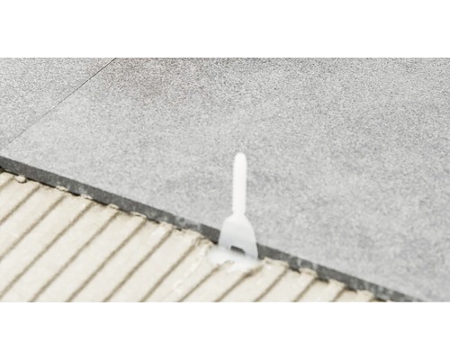 Systém vyrovnávání dlaždic používaný mezi dlaždicemi