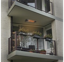 Balkon s ohřívačem a truhlíky na zábradlí