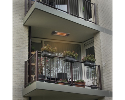 Balkon s ohřívačem a truhlíky na zábradlí