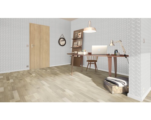 Světlá pracovna se stolem, židlí, policemi a dveřmi