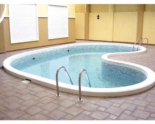 Bazén se schody a dlaždicemi