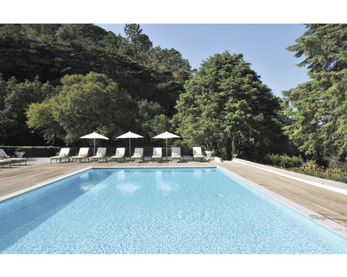 Bazén s lehátky a slunečníky