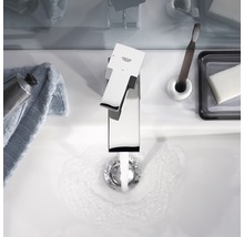 Fotografie umyvadla s vodovodní baterií Grohe, ze které teče voda