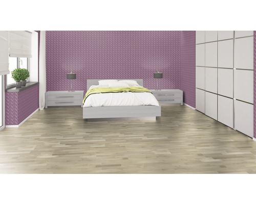 Ložnice s dvoulůžkem, nočními stolky, lampami, skříní a vzorovanou tapetou