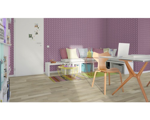 Kancelář se stolem, židlí a fialovou tapetou.
